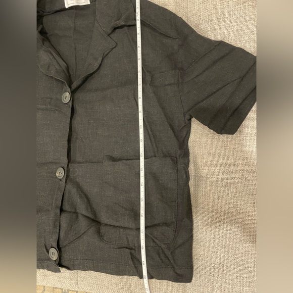 OAK + FORT BLACK LINEN BLEND BUTTON DOWN FRONT POCKET TOP - Picture 5 of 5